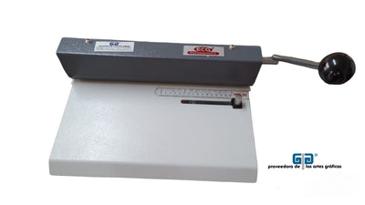 PERFORADORA MANUAL DE PALANCA, PARA PLACAS POLIESTER, MARCA ENCO PLATE, REALIZA HASTA 25 PERFORACIONES POR BAJADA EN 30 CMS, O 12 PULGADAS, PERFORACIONES CIRCULARES, CON 2 PERFORACIONES POR PULGADA, CON REGLETA Y AJUSTADOR DE MEDIDA.	MARCA	ENCOGRAPHICS